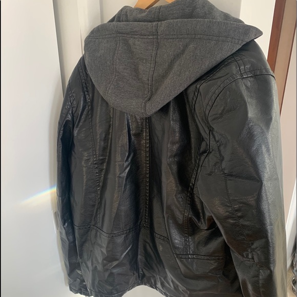 Like-New Levi’s Men’s Leather Jacket in Large - Picture 2 of 2